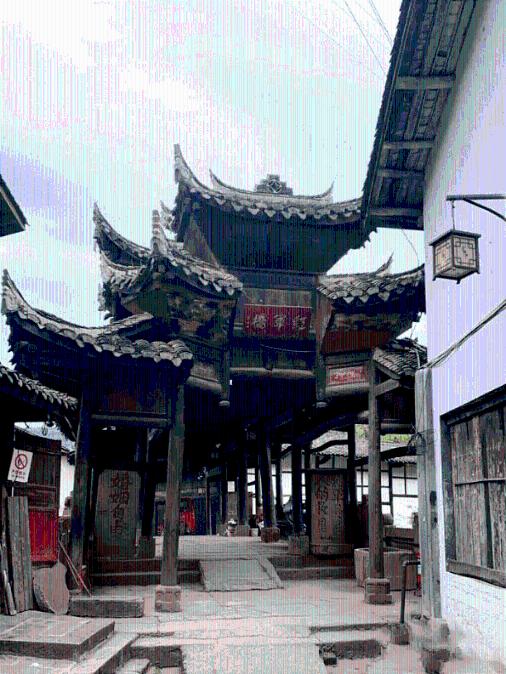 54岁温兆伦携妻女逛街，亲自喂食3岁女儿父爱满满！